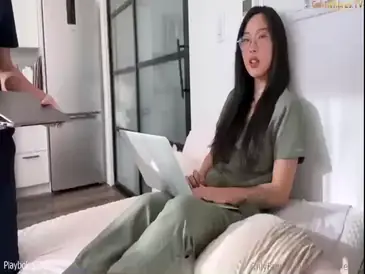 Gadis Cantik Pasrah Goyang Kasur Bareng Kakak poster