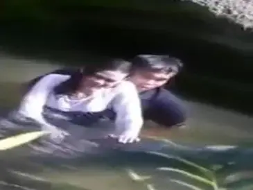 Gadis Cantik Pasrah Goyang Kasur Sungai poster