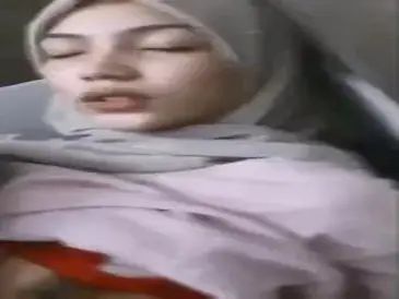 Tante Cantik Pasrah Goyang Kasur Bareng Pria poster