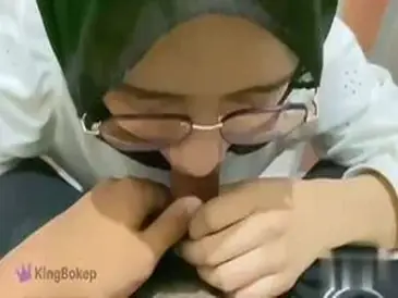 Ukhti Bella Hijab Cantik Pasrah Kasur Crot poster