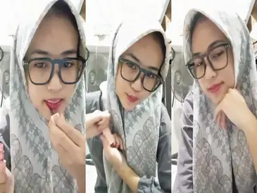 Ukhti Hijab Cantik Pasrah Goyang Kasur Crot poster